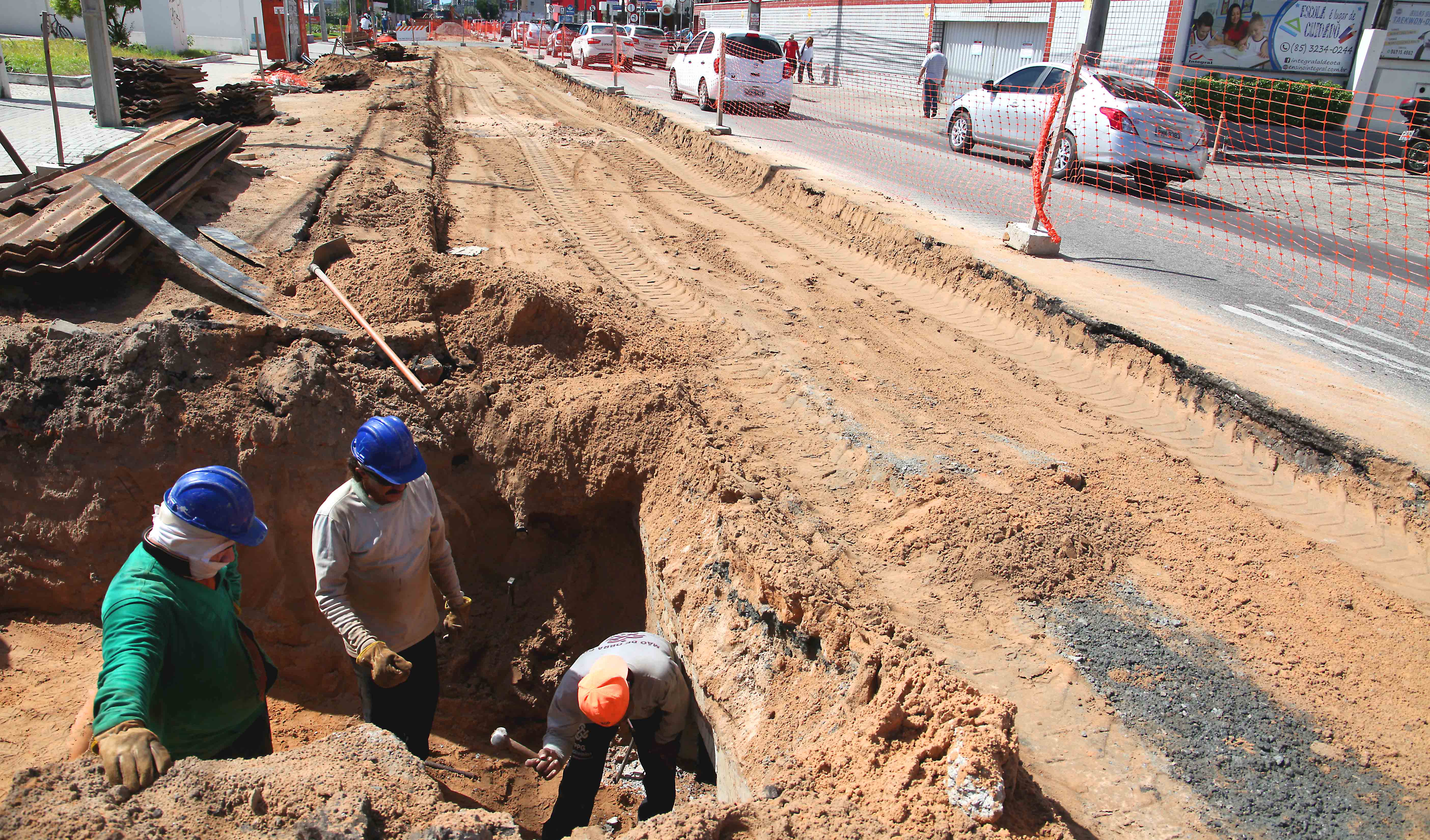 operários trabalhando numa obra de drenagem na avenida santos dumont